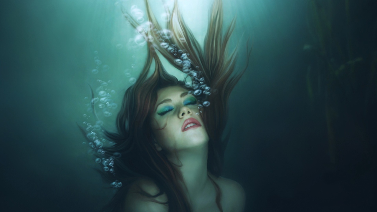 Девушка русалка погружается в воду