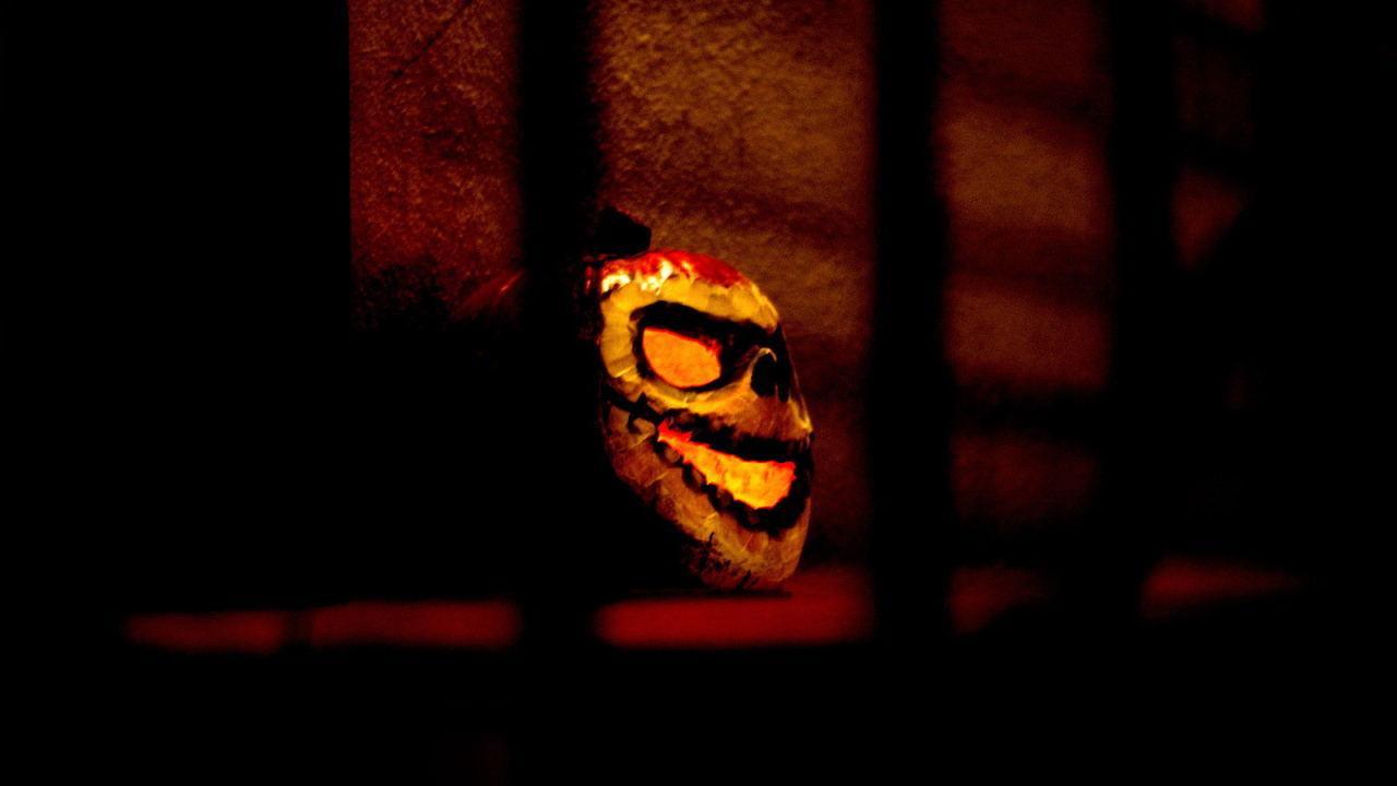 Страшная маска за решеткой