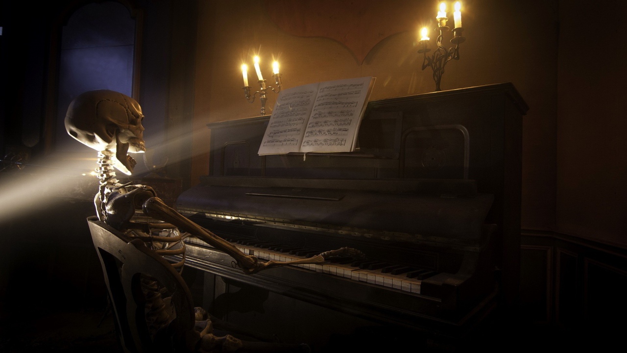 Скелет увлечен игрой на пианино