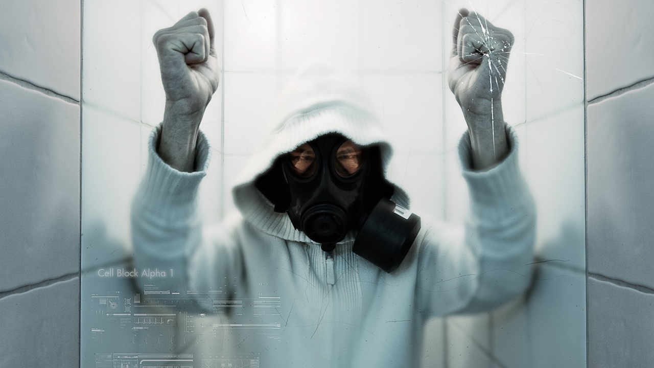 Человек в маске заблокирован за стеклом