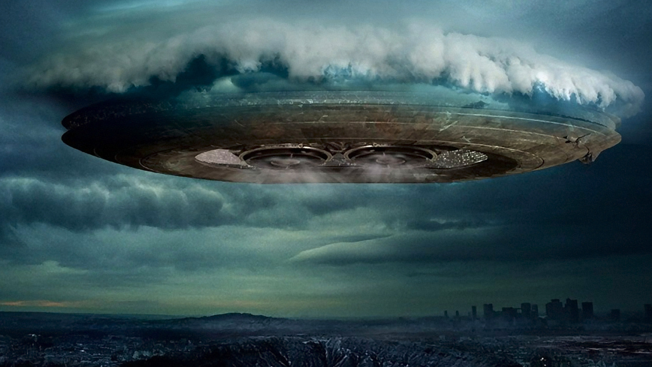 Летающая тарелка над городом