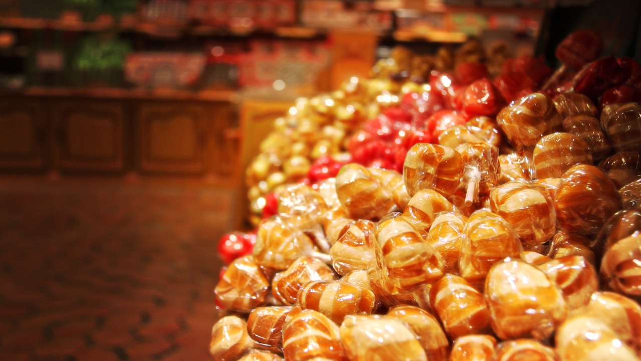 Конфеты на прилавке в магазине