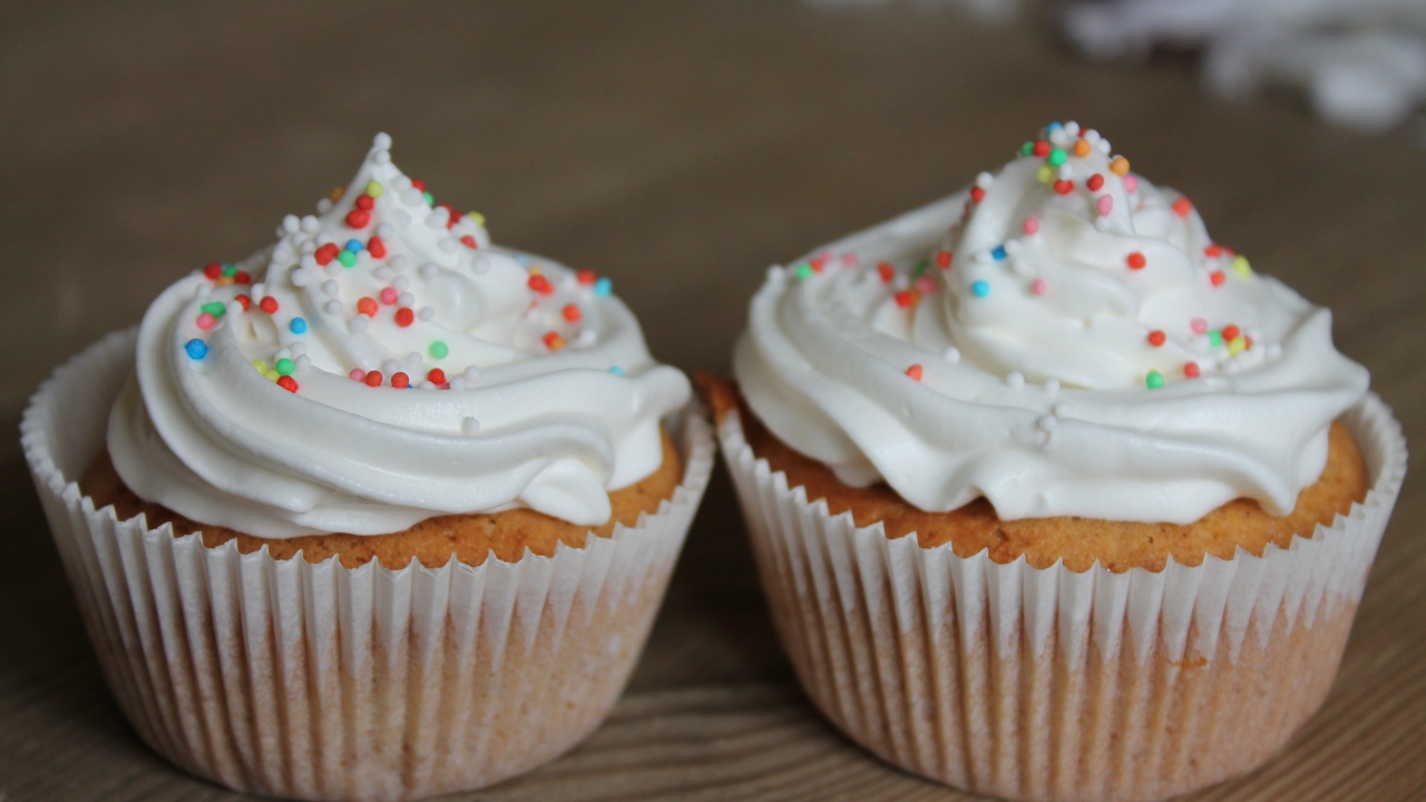 Кексы с кремом и посыпкой