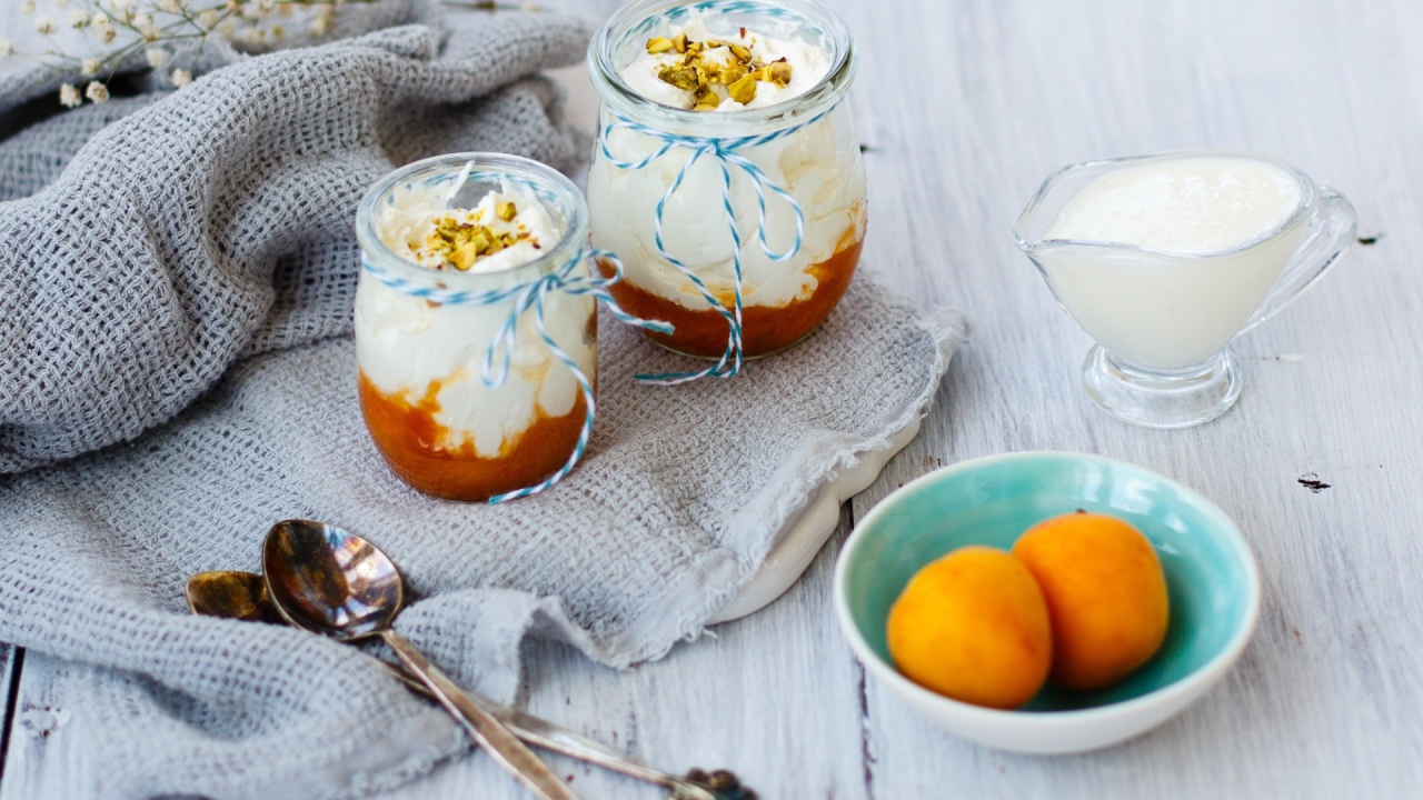 Десерт из взбитых сливок и персикового джема