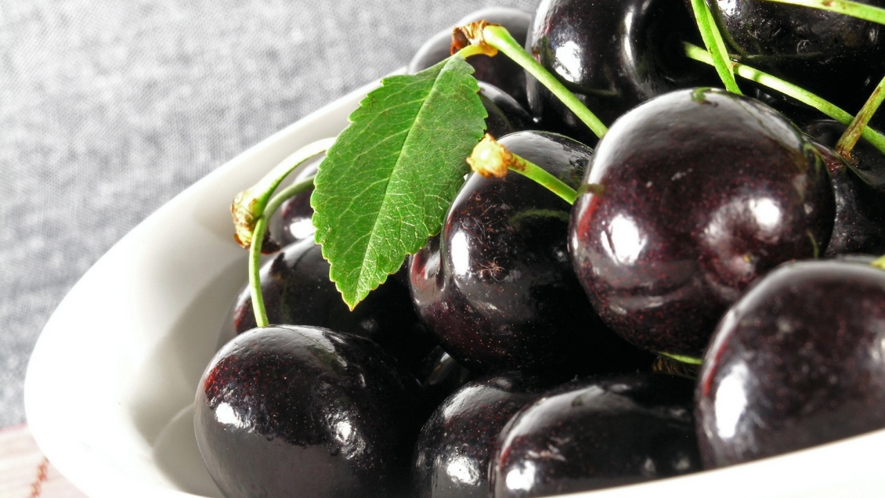 Темно красные спелые вишни