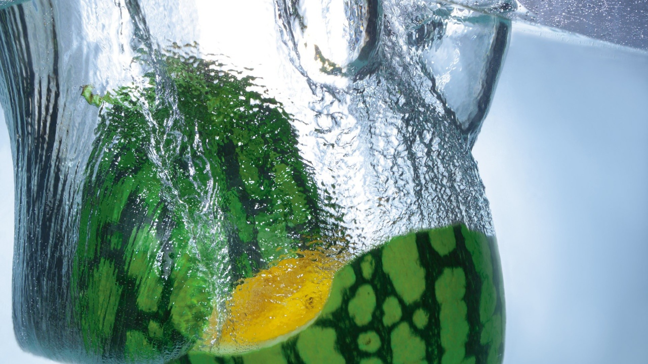 Половинки арбуза в воде