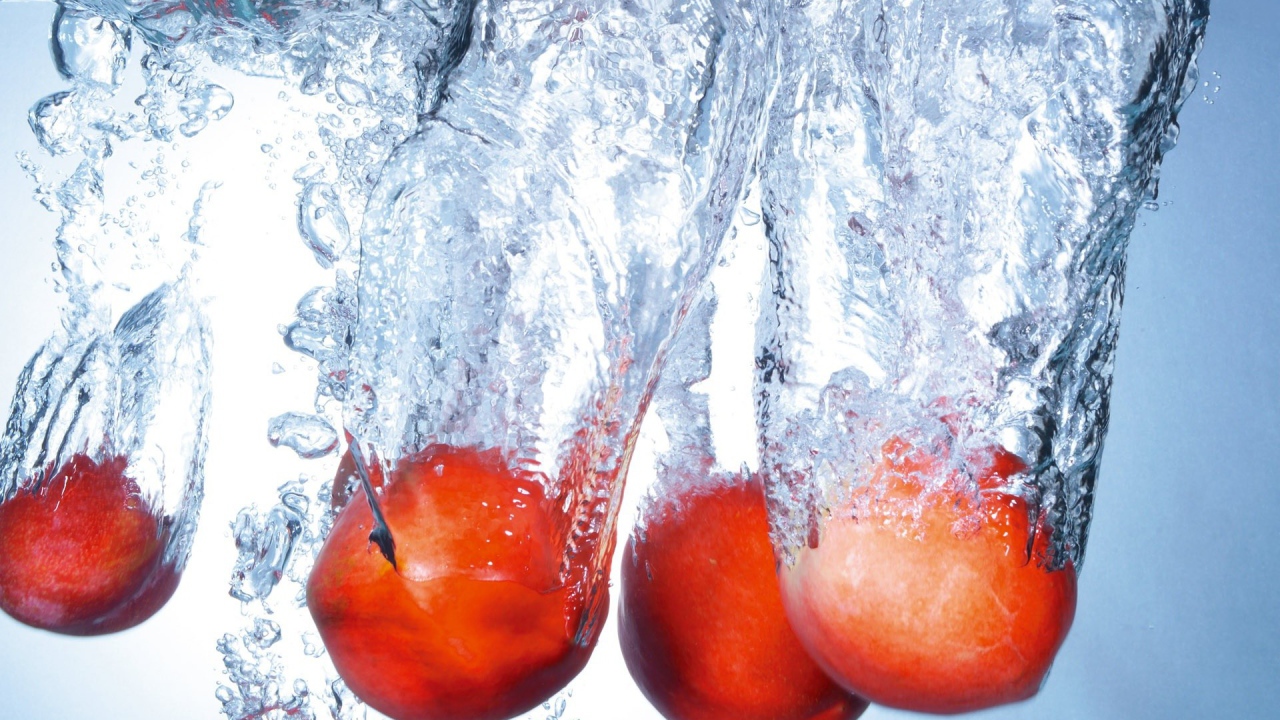 Спелые персики в воде