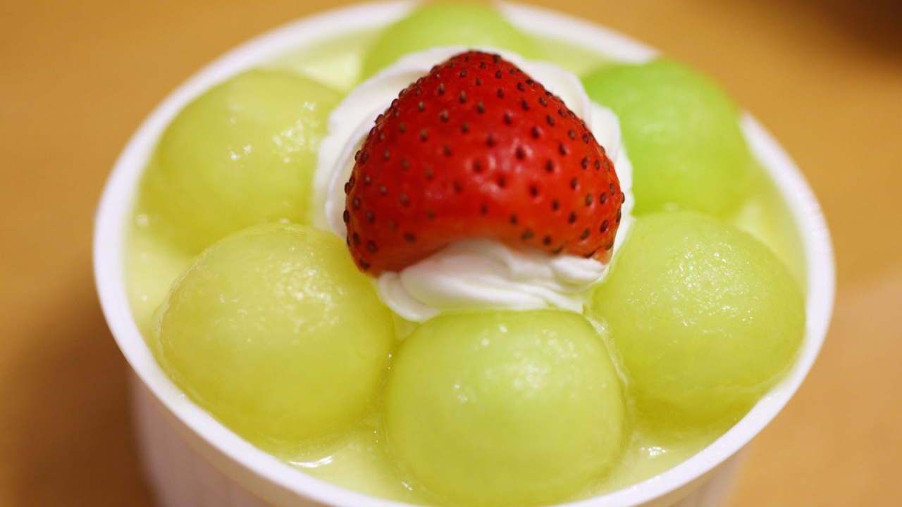 Клубника на зеленом фруктовом мороженом