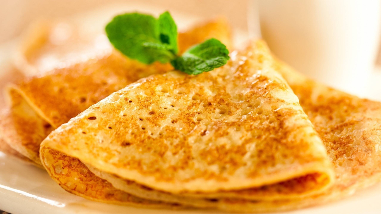 Листик мяты украшает блинчики