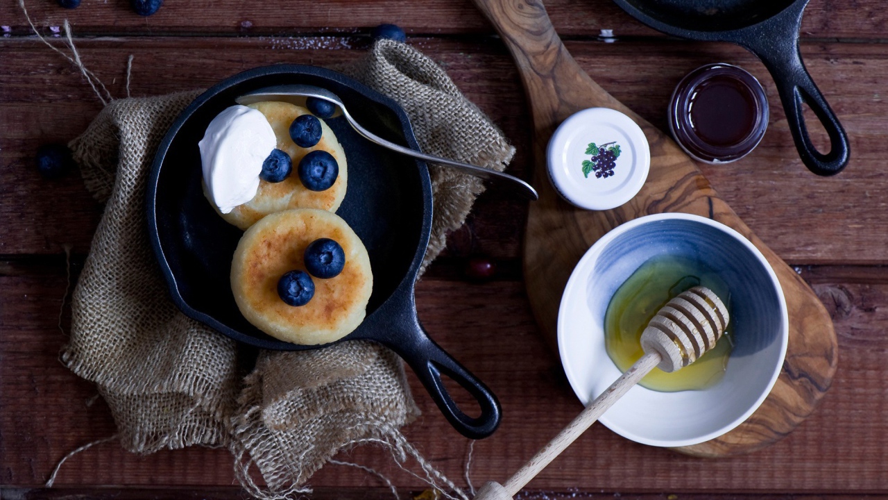 Оладьи с черникой и медом