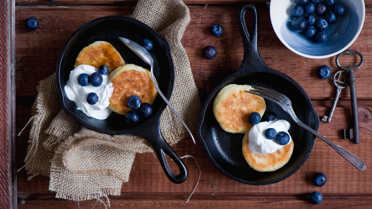 Оладьи с кремом и черникой