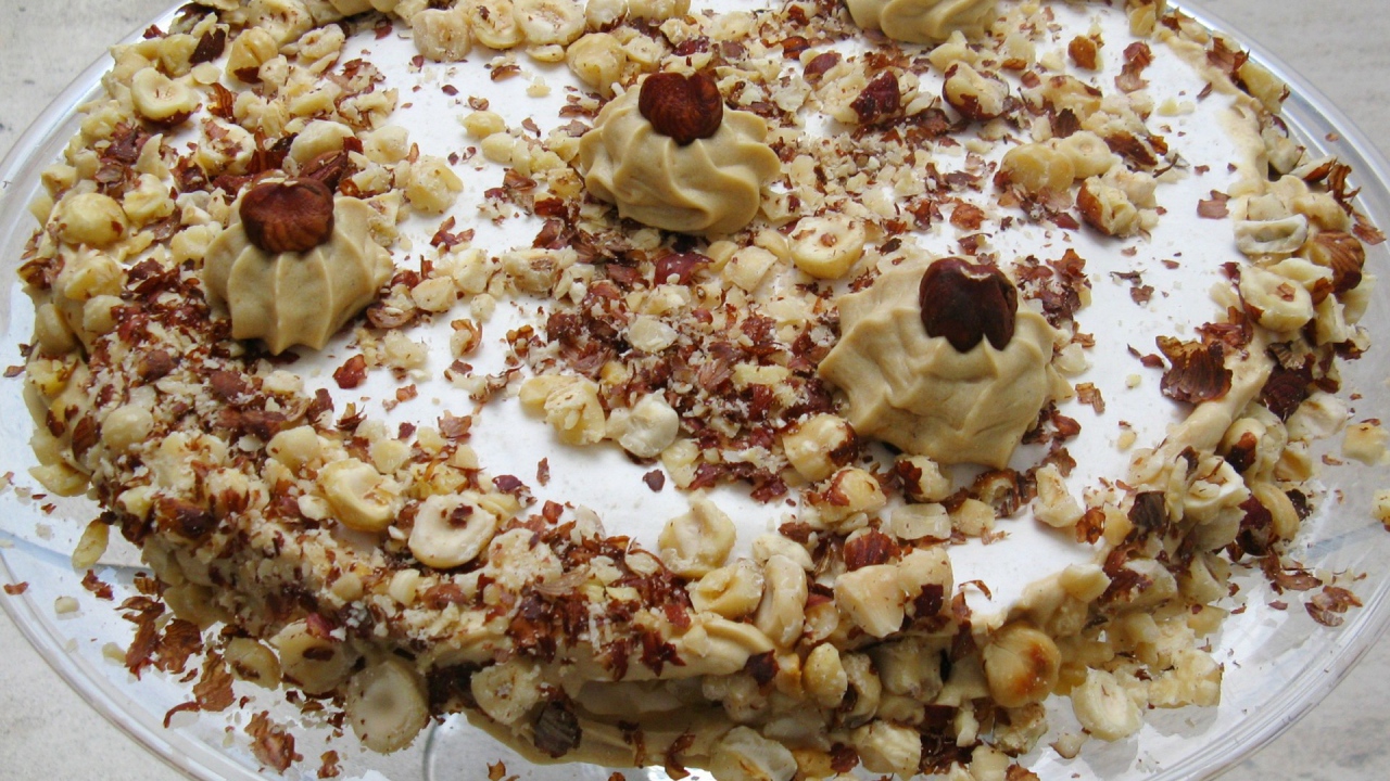 Торт, посыпанный орехами