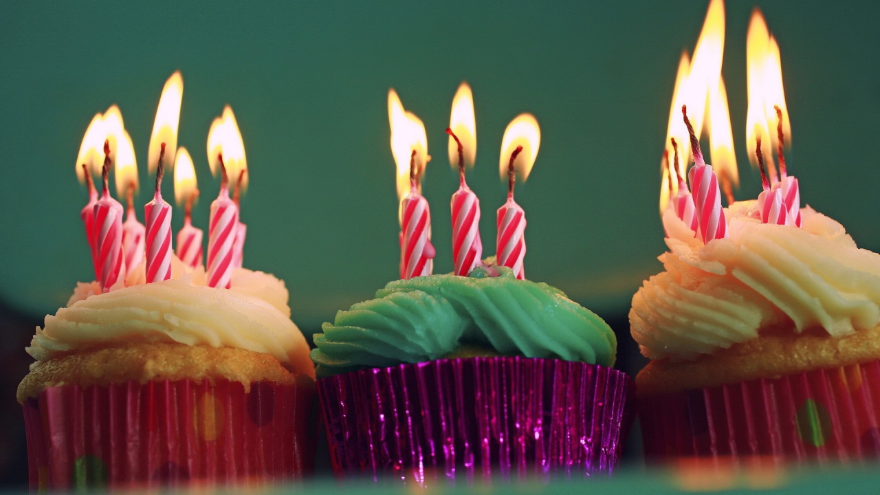 Свечи в праздничных кексах