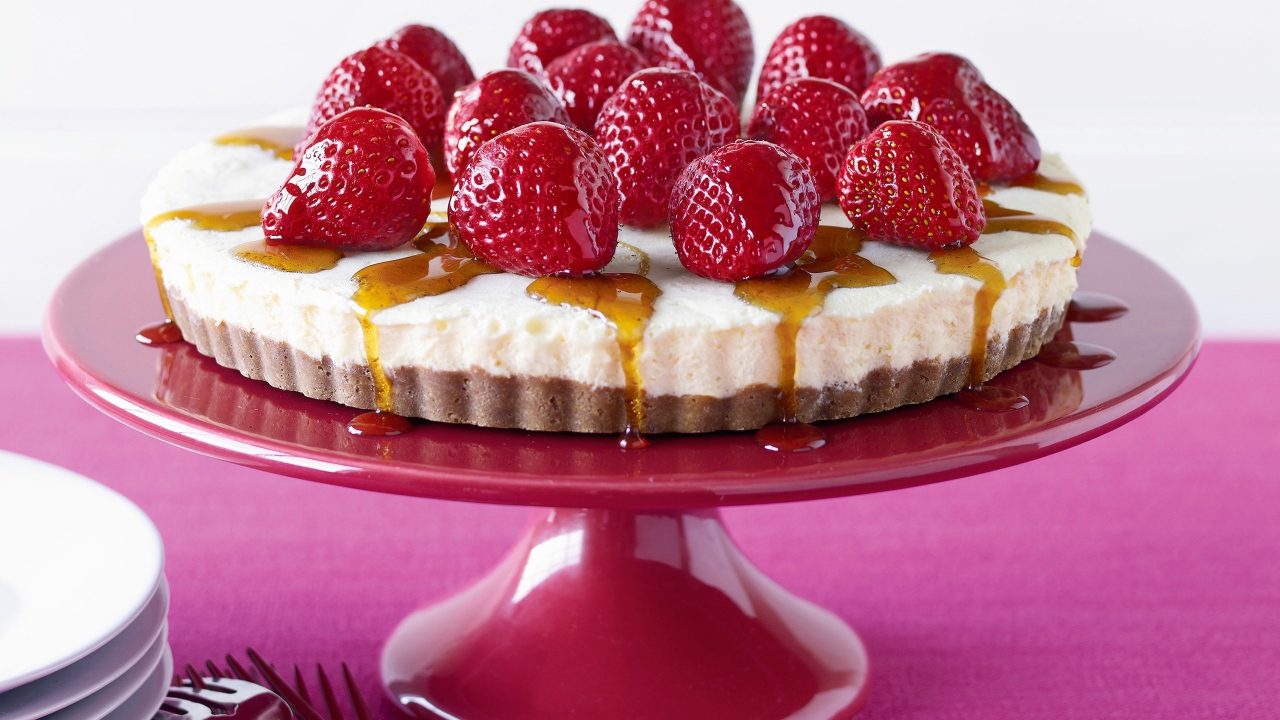 Десерт с клубникой и сиропом