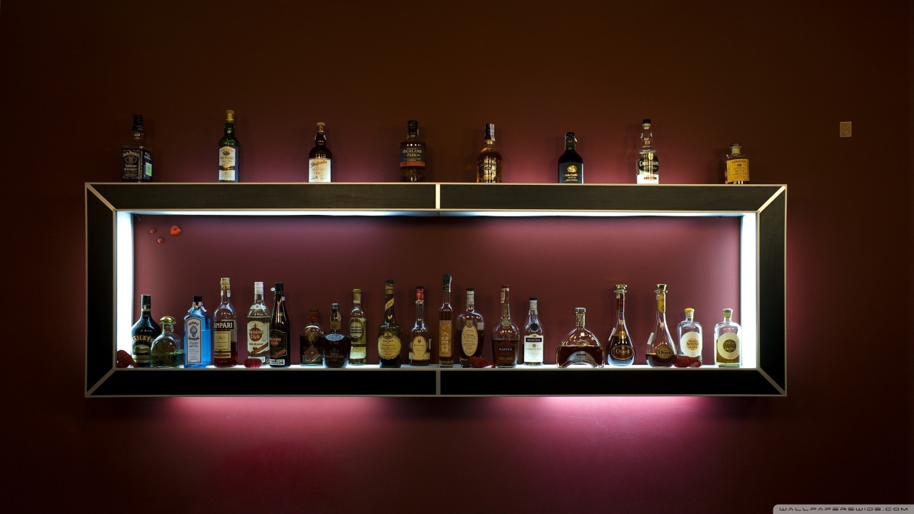 Бар с алкоголем на стене