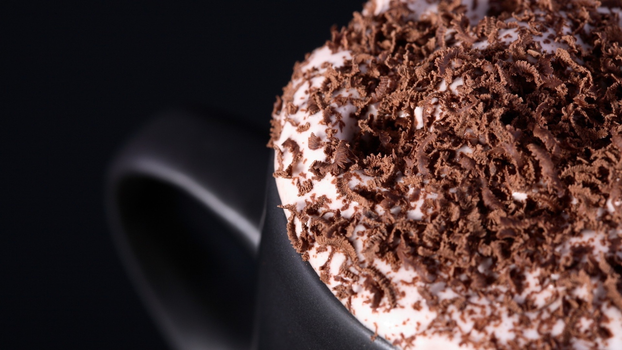 Шоколадная стружка на пенке кофе