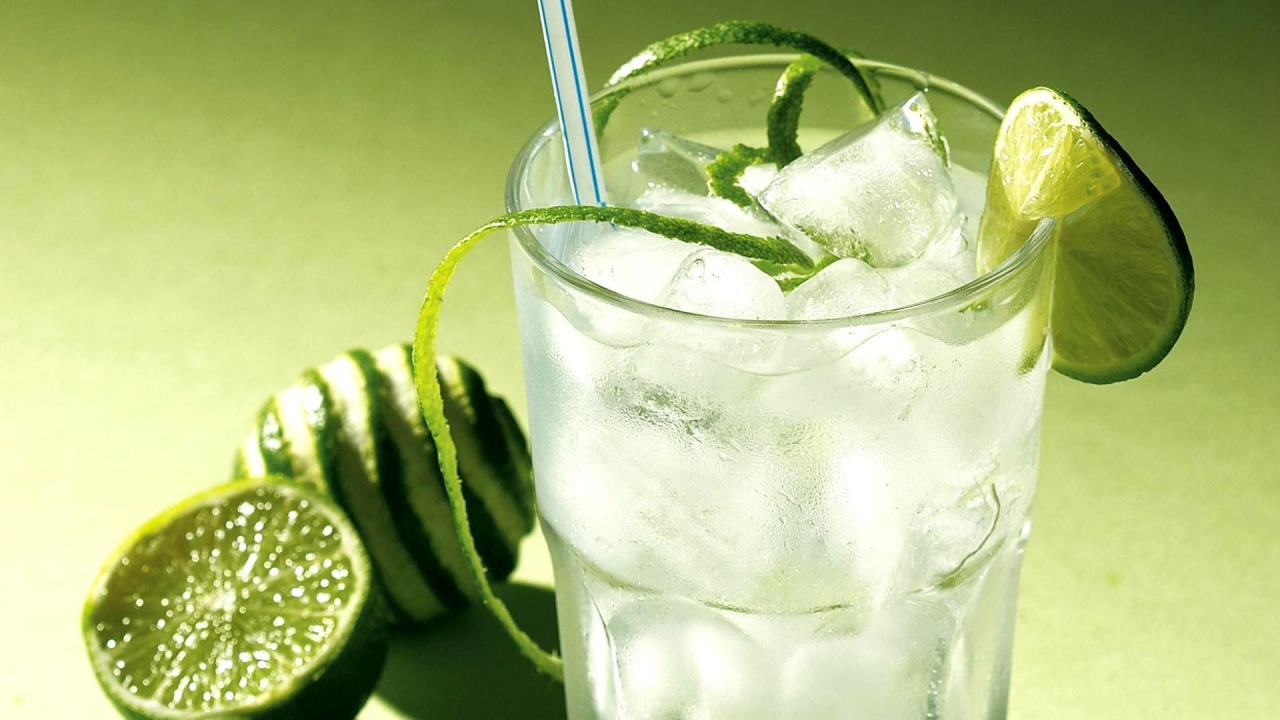 Напиток из сока лайма со льдом