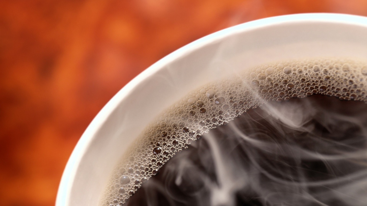 Пенка на горячем дымящемся кофе