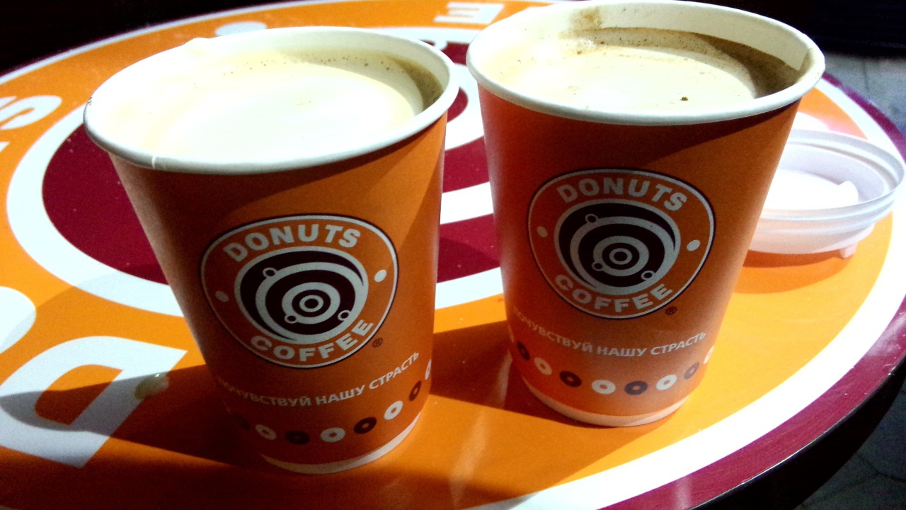 Два стакана кофе на подносе в кафе