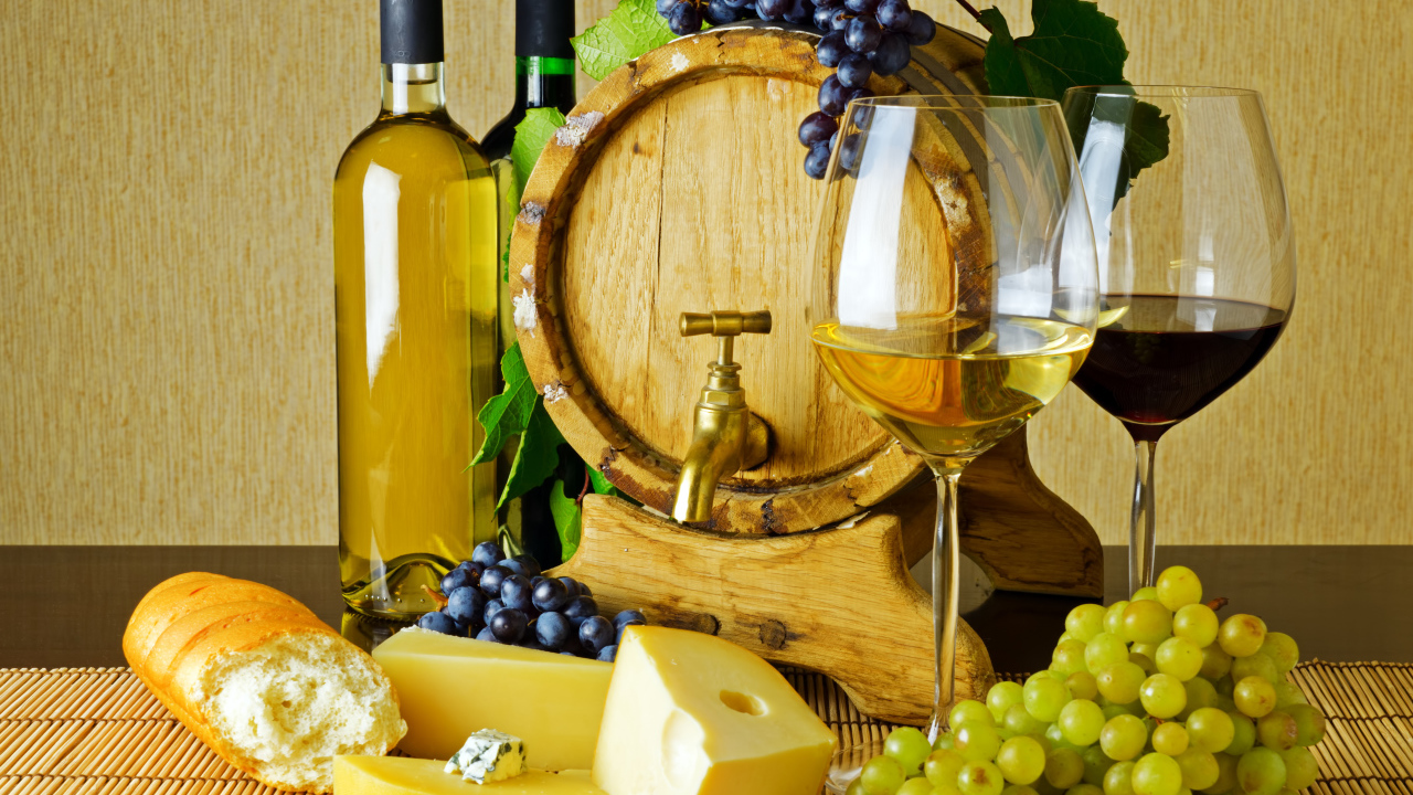 Бочонок и два бокала вина