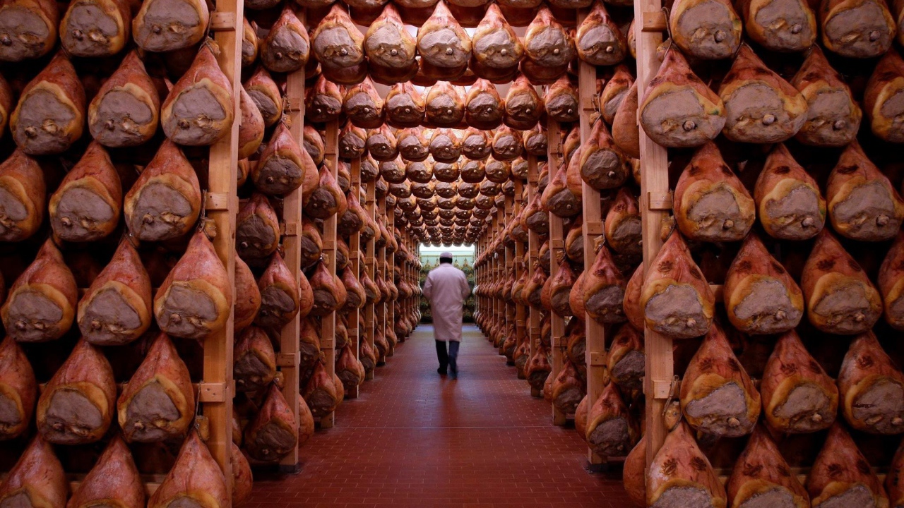 Холодильник с окороками