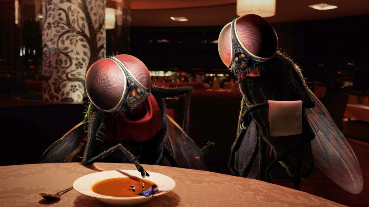 Человек в тарелке супа