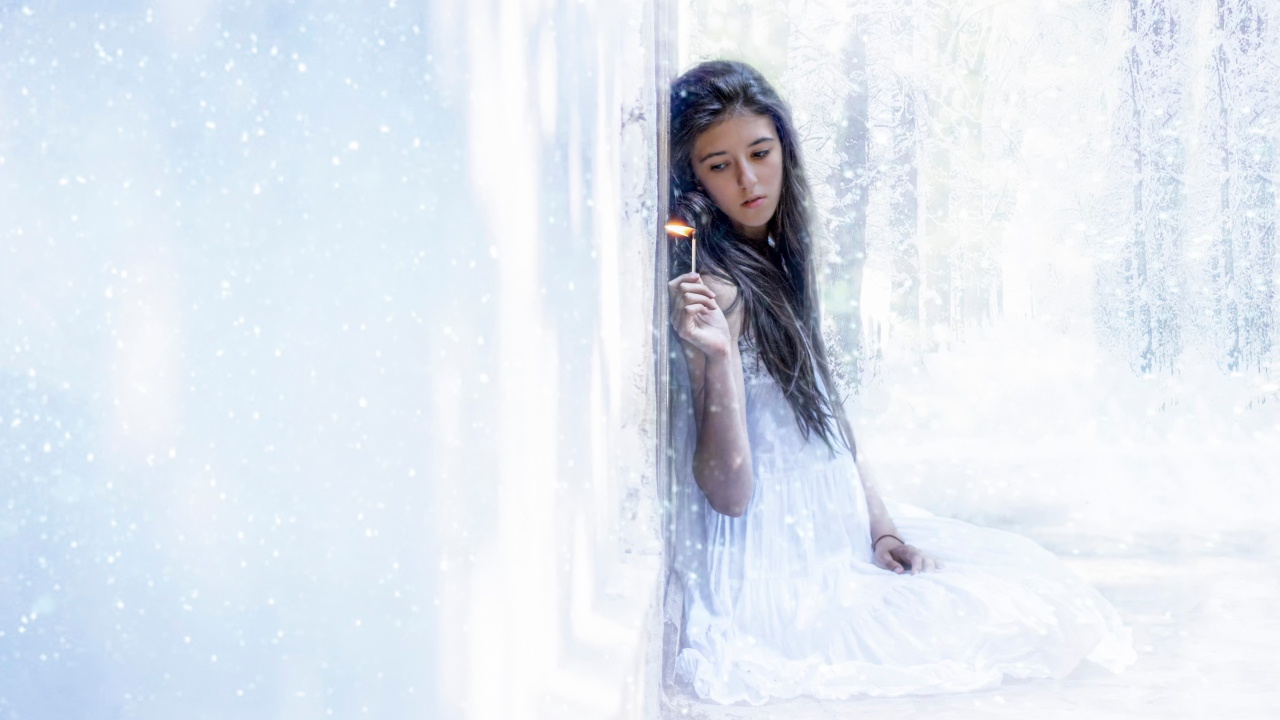 Девушка держит в руке горящую спичку