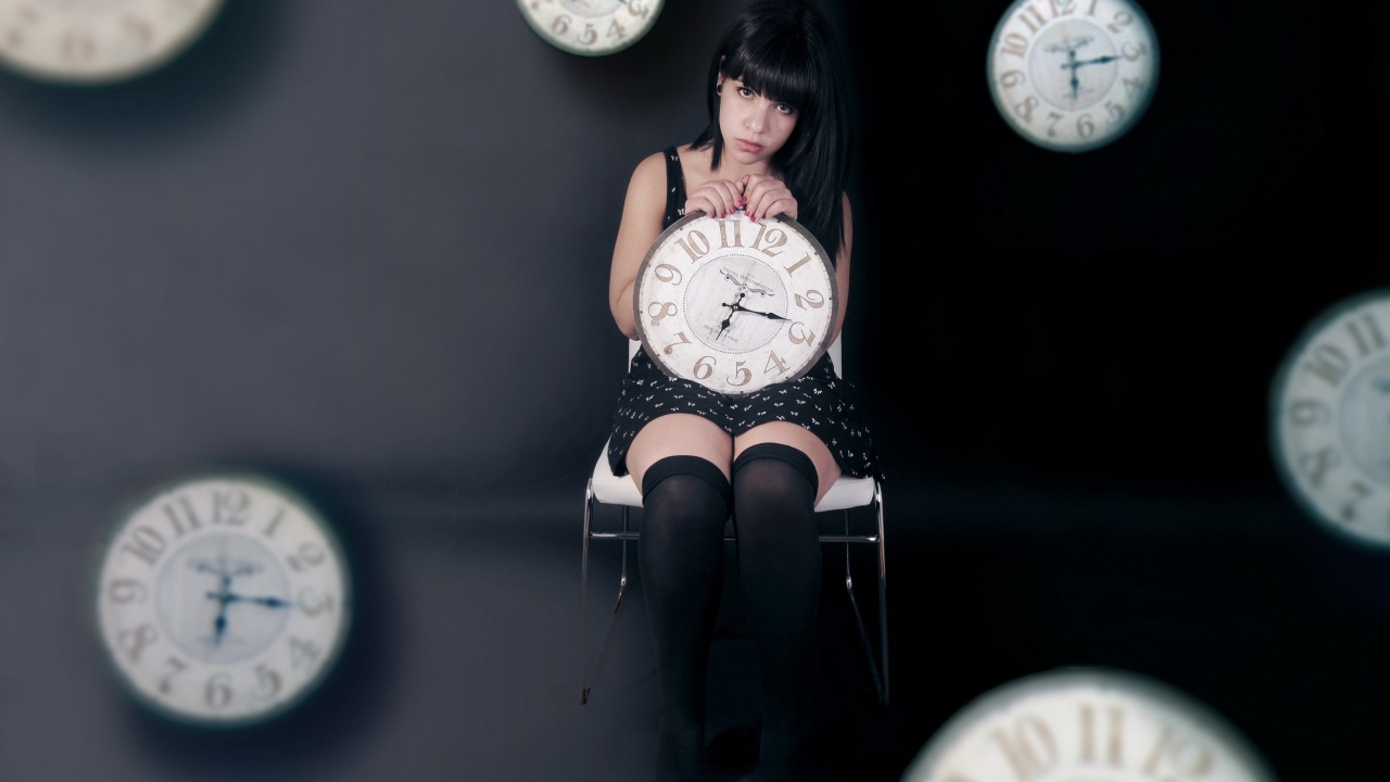 Девушка держит в руках часы