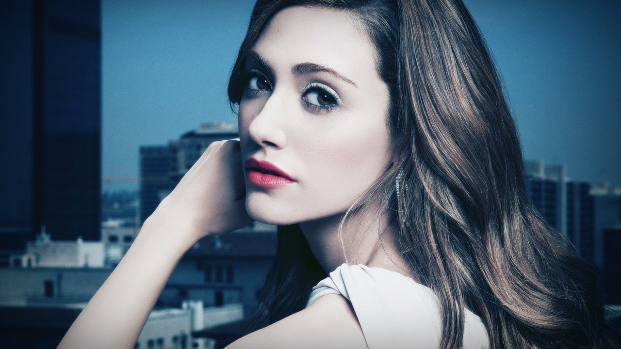 Девушка актриса Эмми Россам