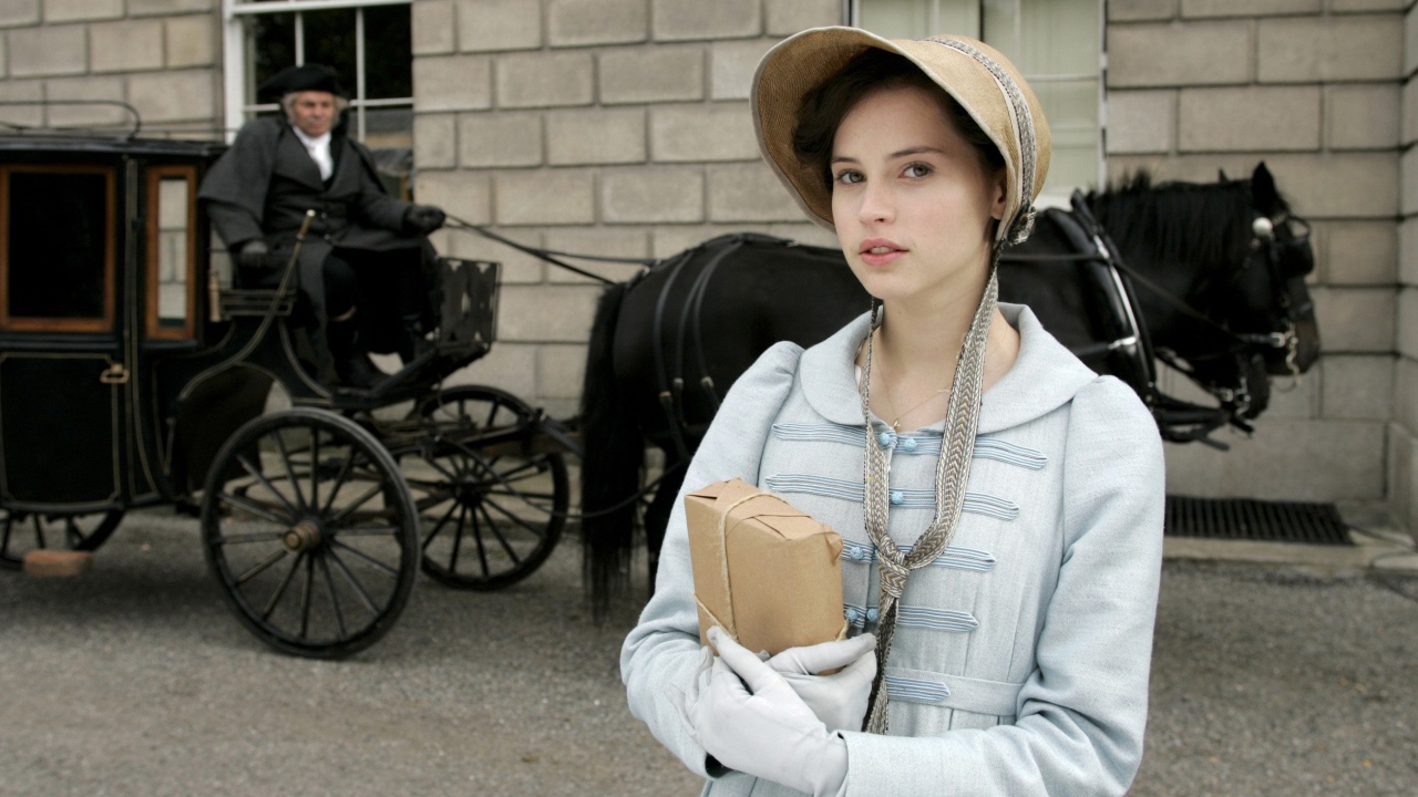 Актриса Фелисити Джонс в старинной одежде