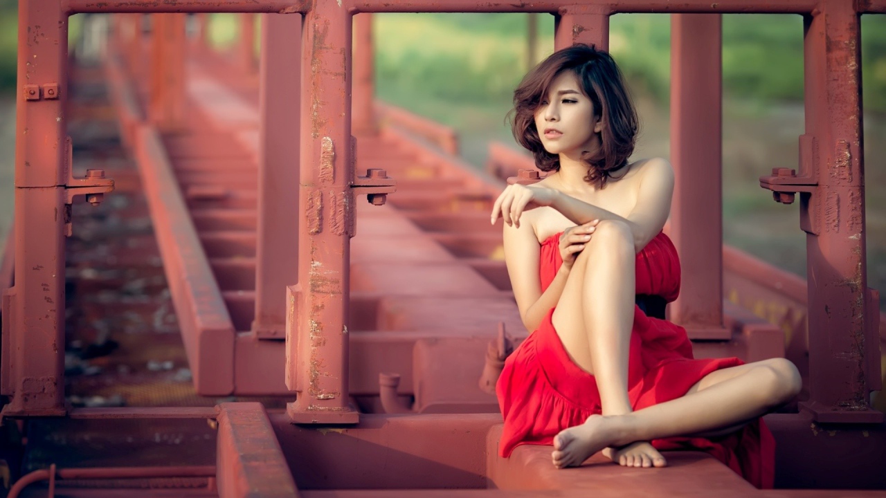 Азиатка брюнетка в красном платье