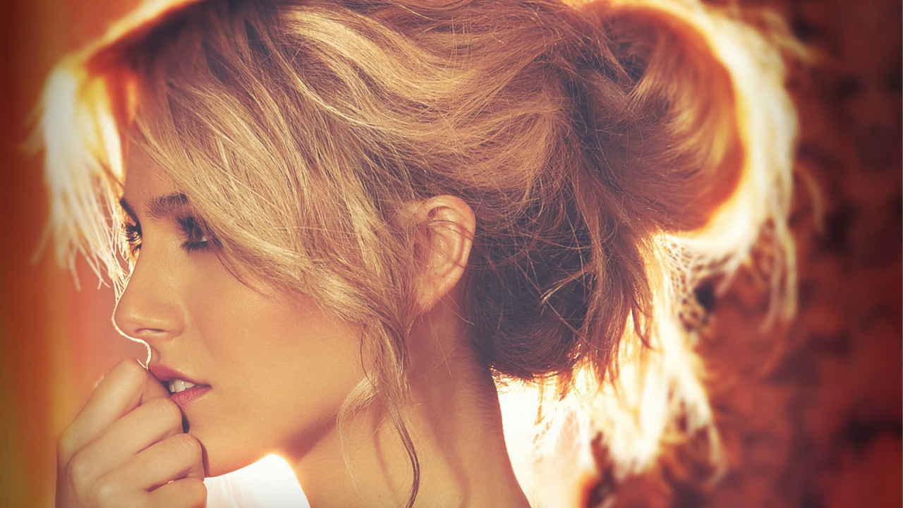 Красивая прическа у светловолосой девушки