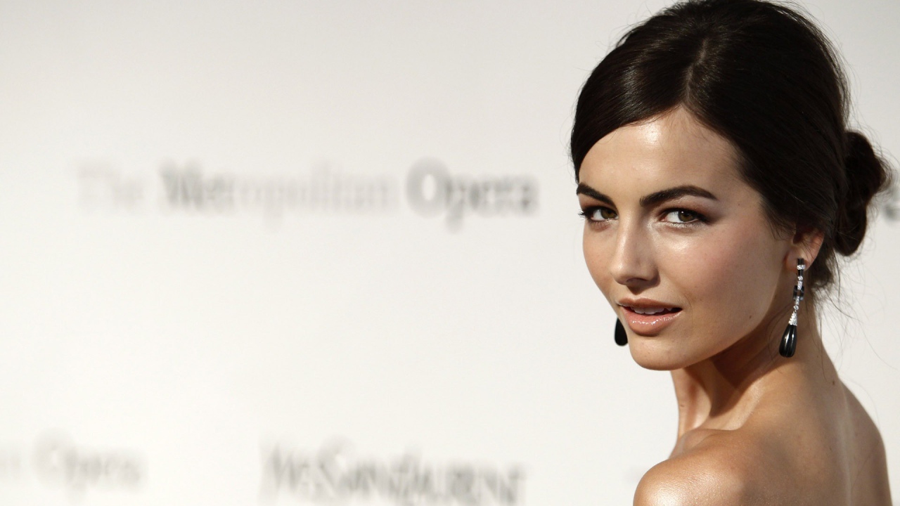 Красивая девушка Камилла Белль