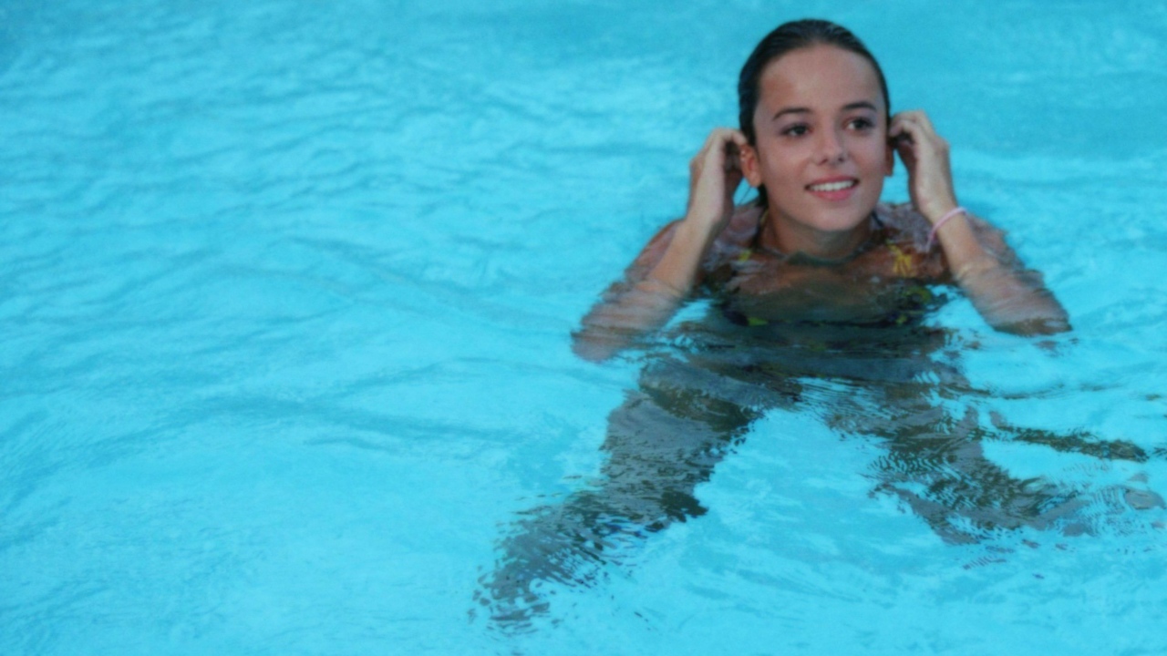 Красивая девушка Alizee в бассейне