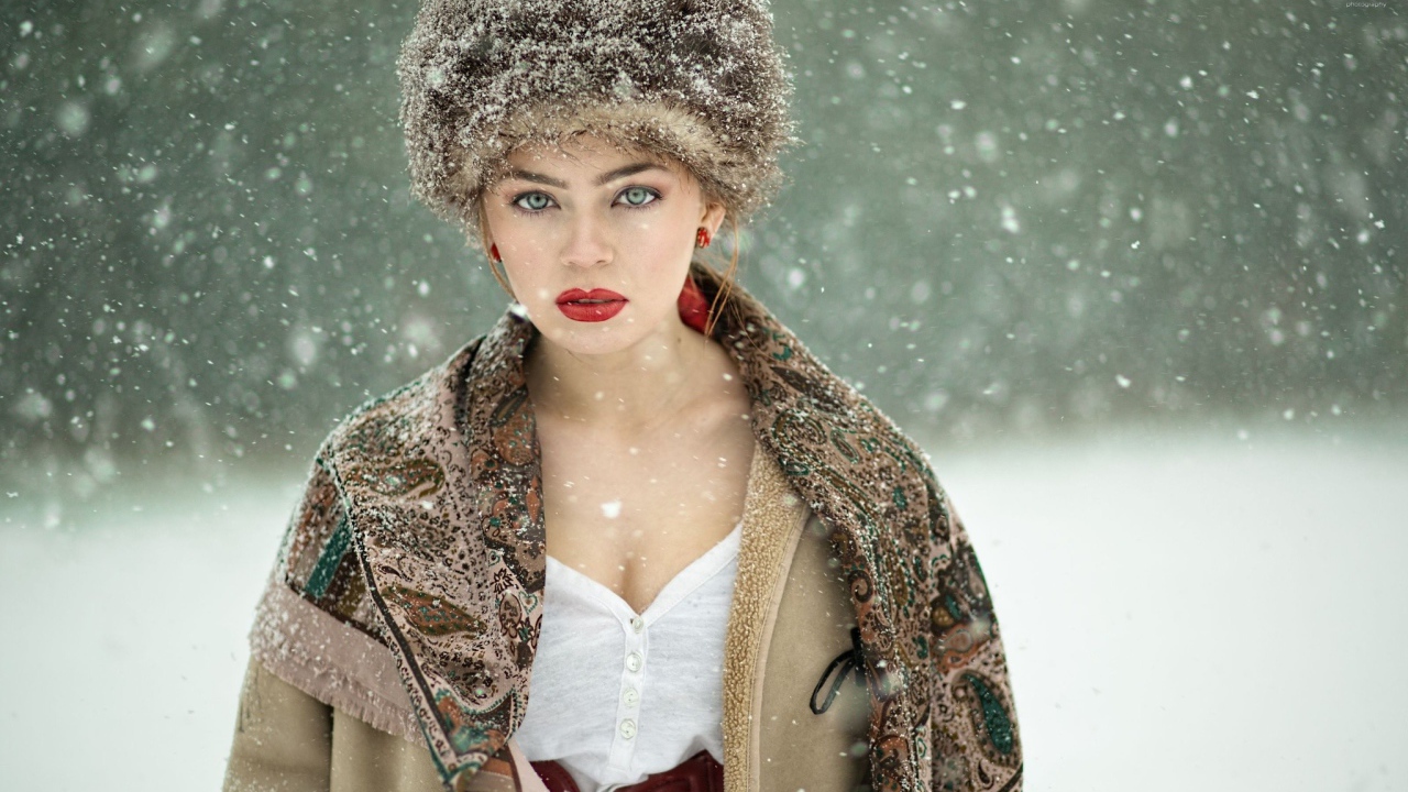 Красавица в меховой шапке