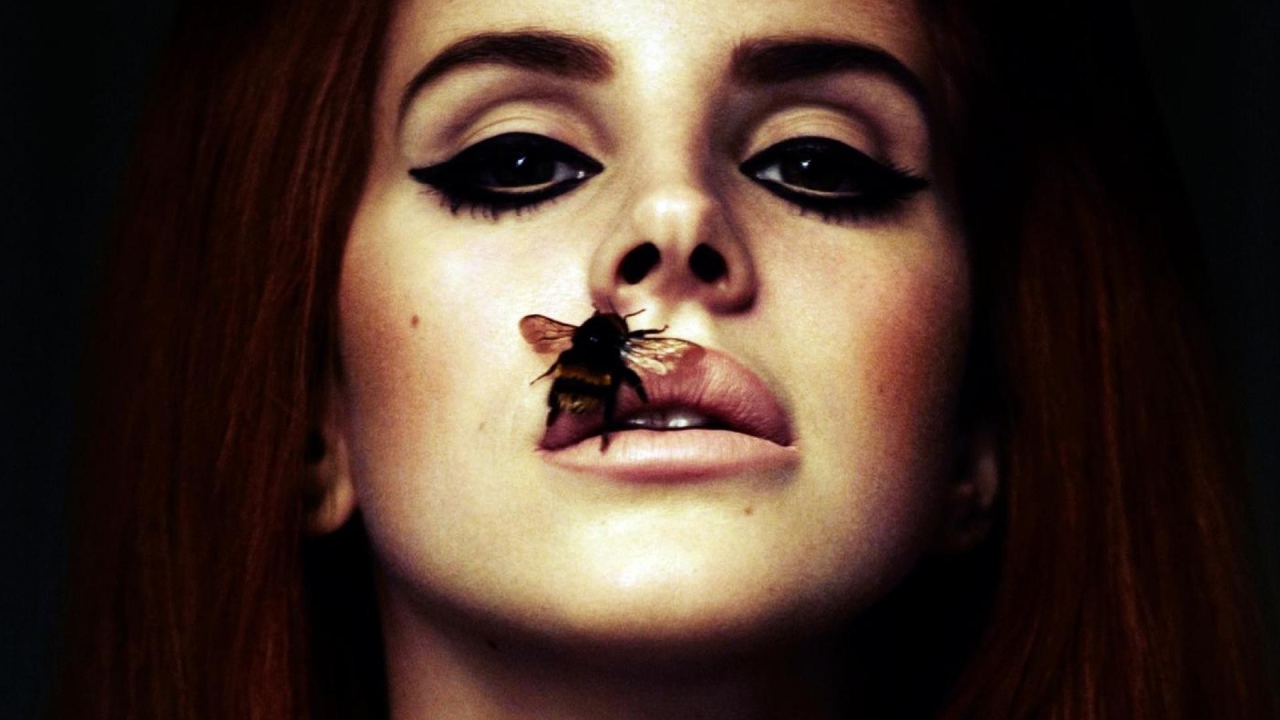 Пчела на губе у девушки