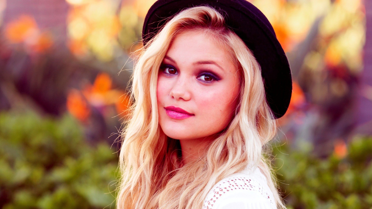 Блондинка в черной шляпе Оливия Холт