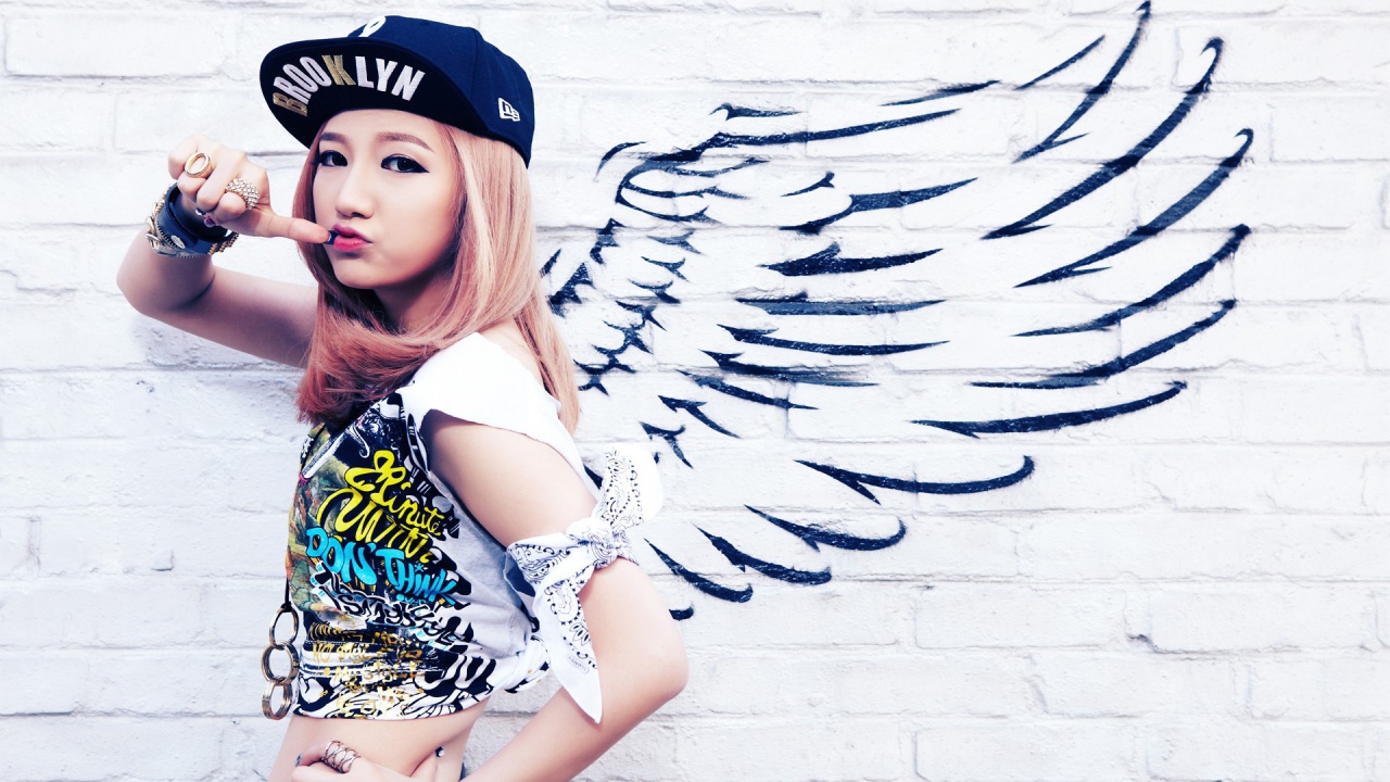 Блондинка в кепке ангел