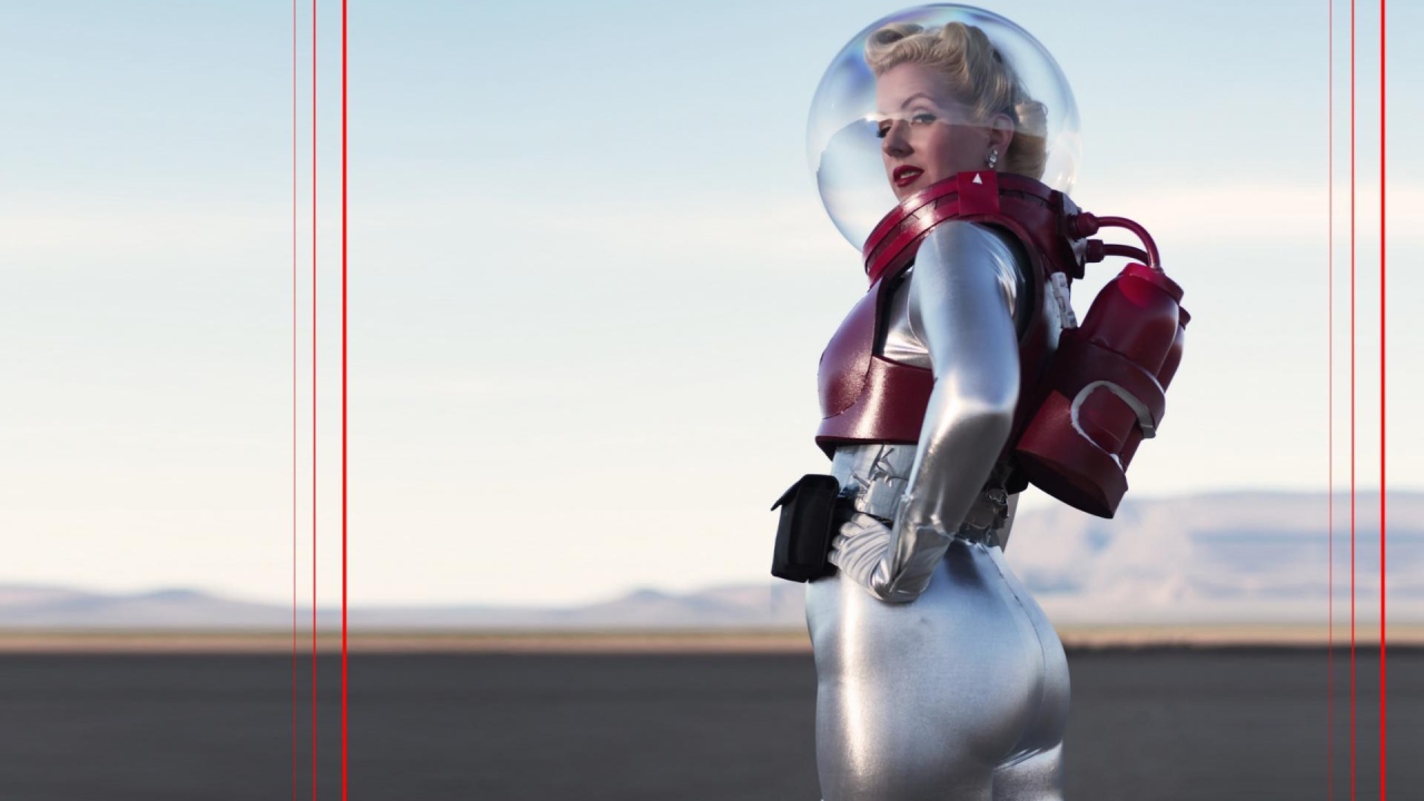 Блондинка в ретро скафандре