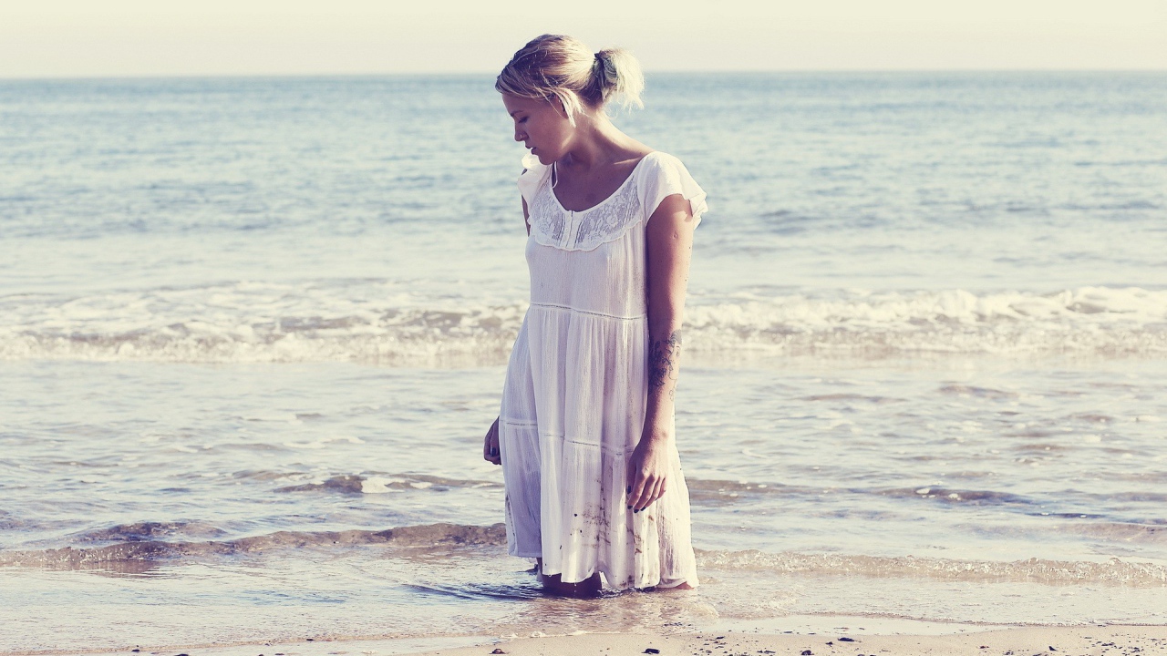 Блондинка стоит в воде