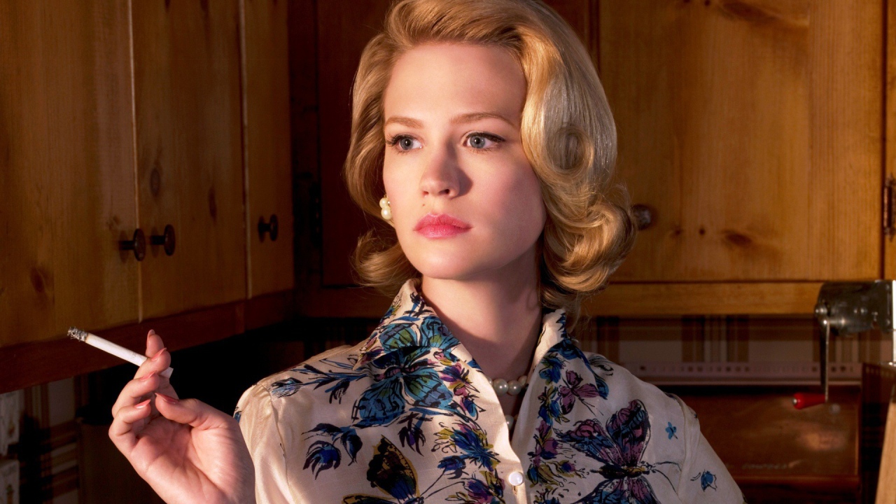 Блондинка с сигаретой в руке