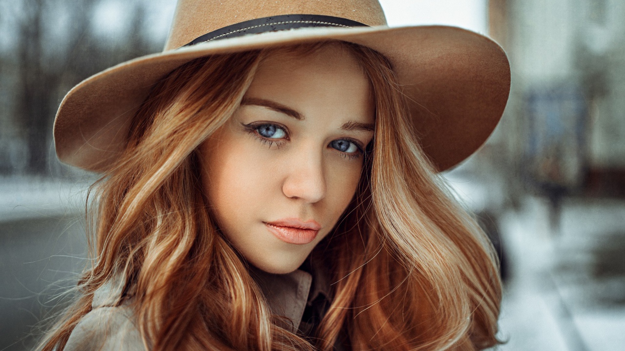 Голубоглазая девушка в коричневой ковбойской шляпе