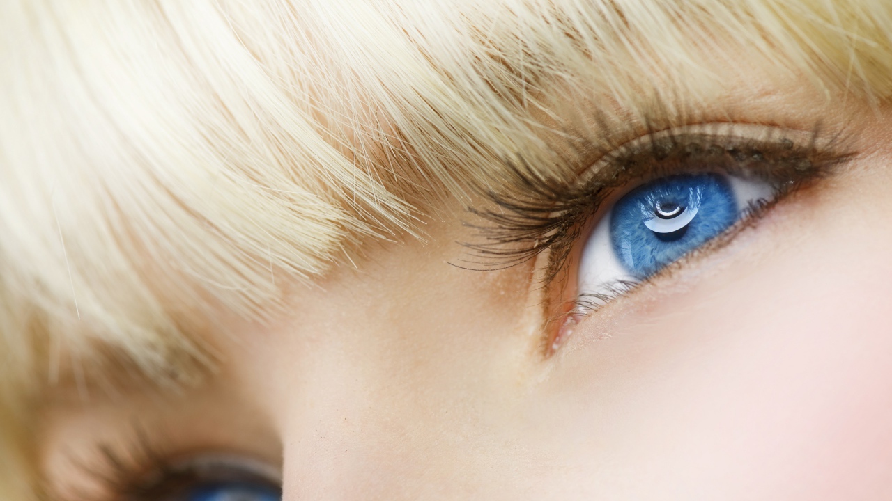 Голубые глаза девушки блондинки