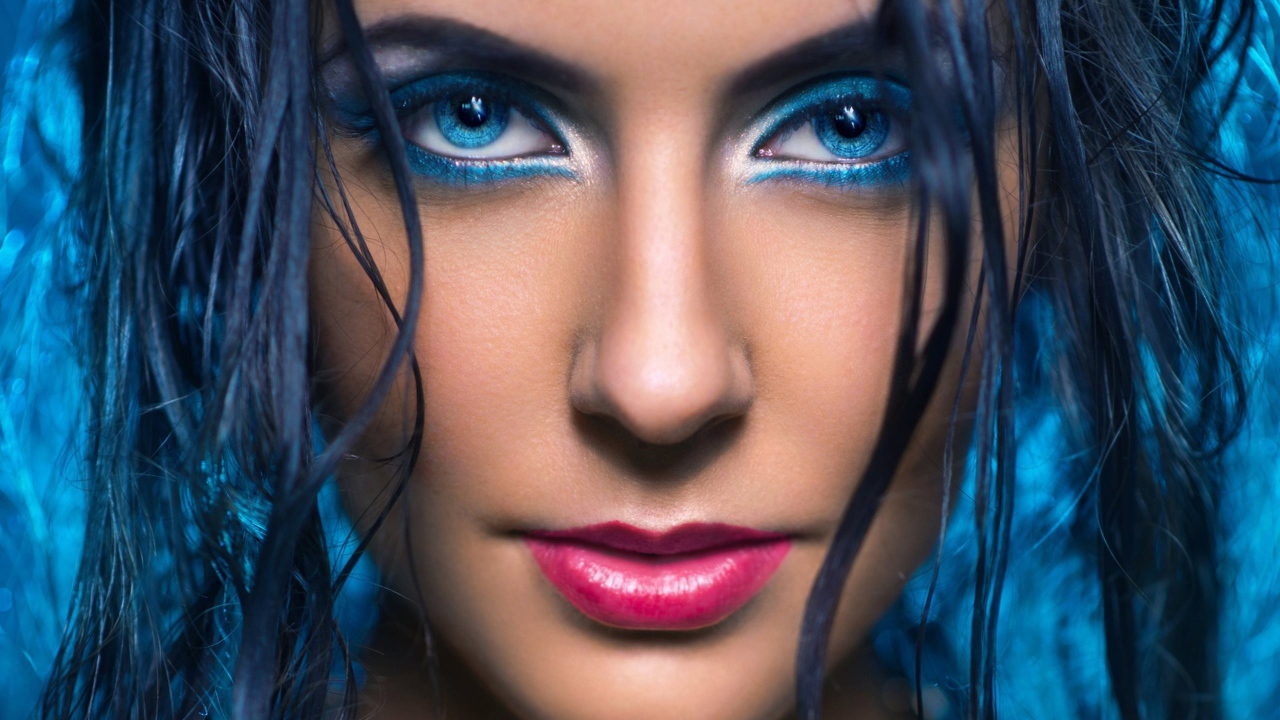 Голубой макияж девушки с голубыми волосами