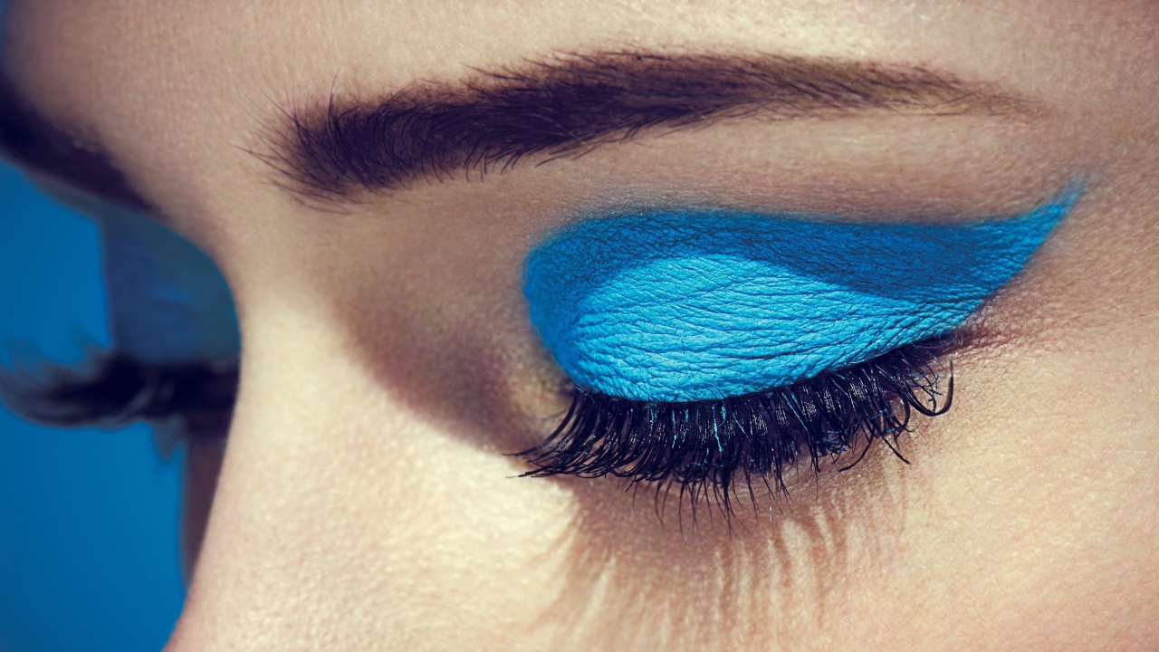 Голубые тени аккуратно нанесены на глаза