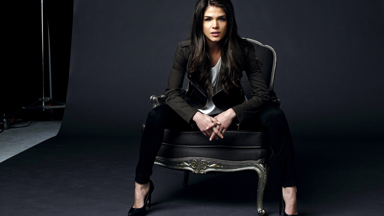 Девушка брюнтека Мария Авгеропулос