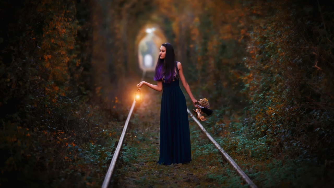 Девушка брюнетка стоит в тоннеле любви