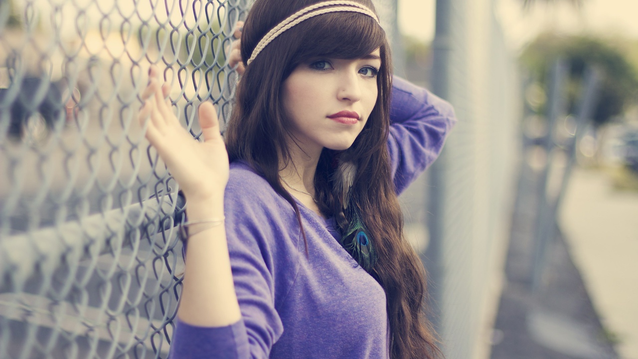 Девушка брюнетка с повязкой на голове