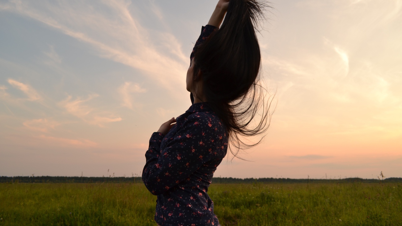 Брюнетка подняла свои волосы