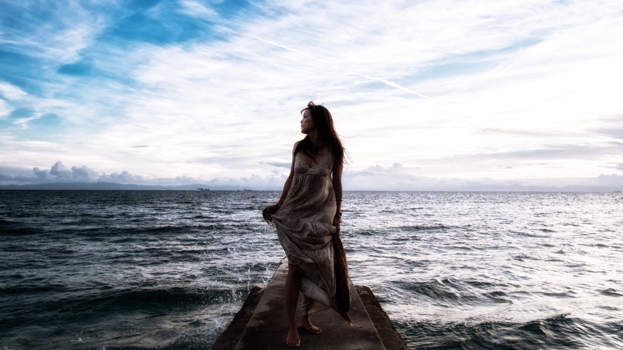 Спокойное море за спиной у девушки